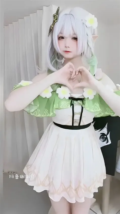 小熊奈奈白绿色服装与白发造型照片
