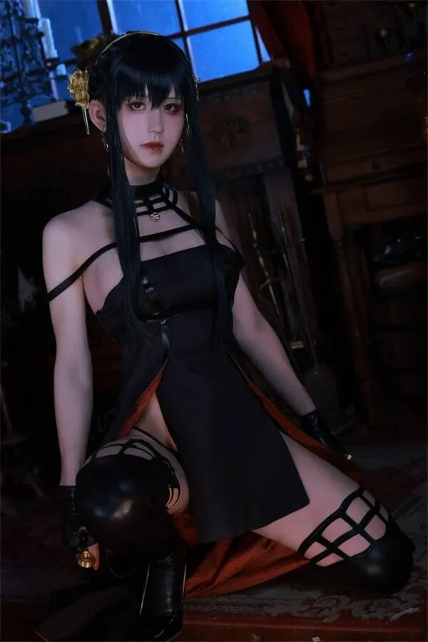 桜満三时黑色服装坐姿室内造型照片