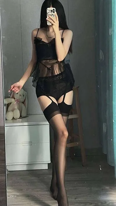 刘雅萌黑色服饰室内照片