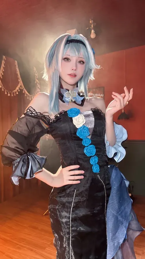 洁己u角色Cosplay造型照片，蓝白色假发和黑色服装