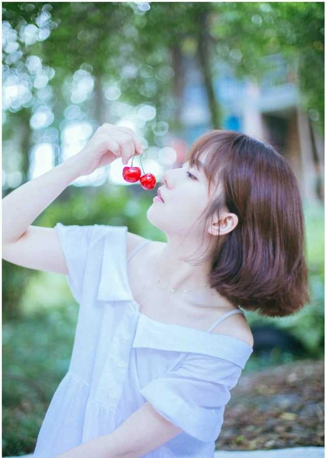 爱丽莎白色服装户外写真照片