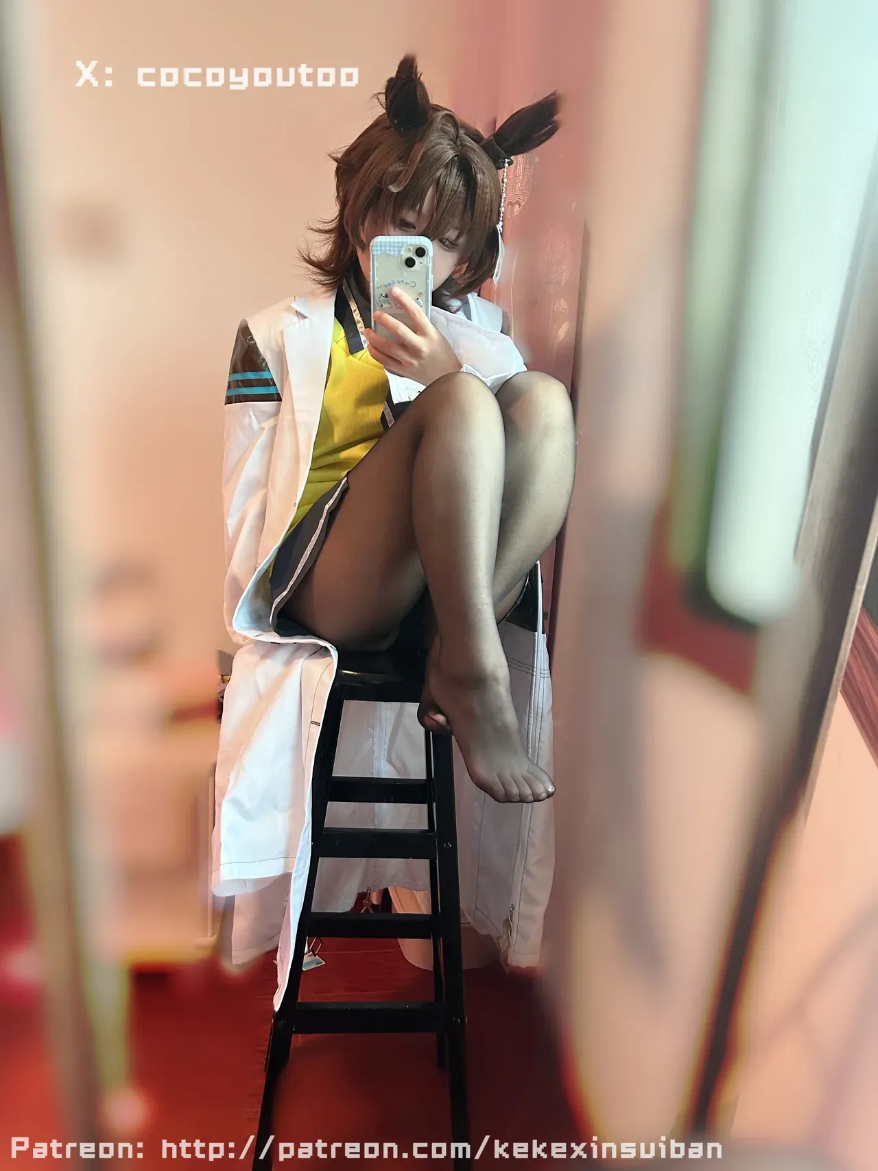 夏树人物 夏树身穿角色风格服装进行镜面自拍的照片