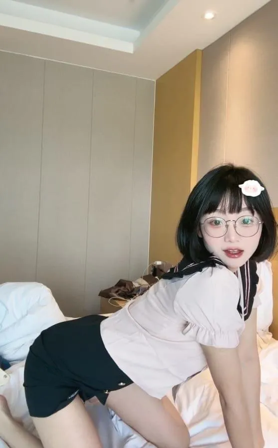 夏树人物 夏树在室内床边空间中的黑白服装造型照片