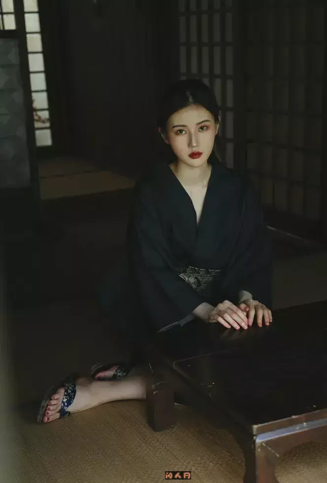 熙涵深色服装坐姿照片