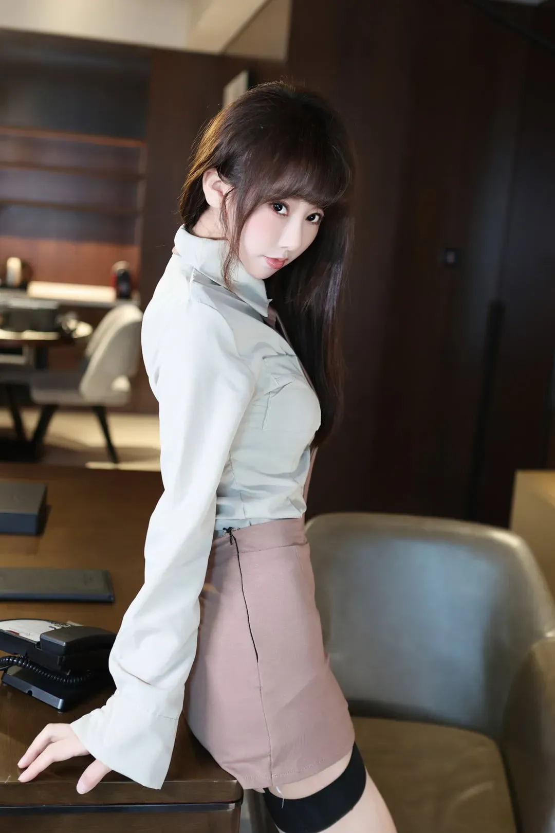 白笑笑浅色服装搭配室内背景照片