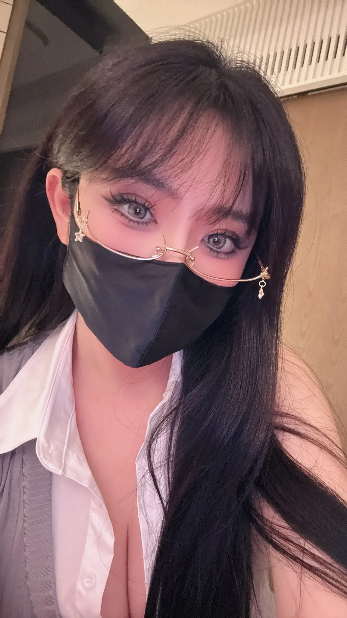 北野爱黑色长发佩戴黑色口罩的自拍造型图片