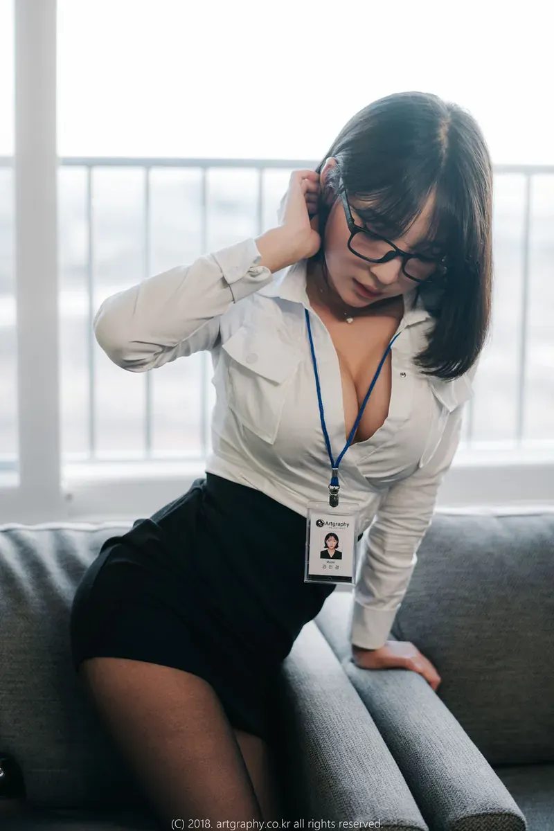 姜仁卿室内坐姿照片