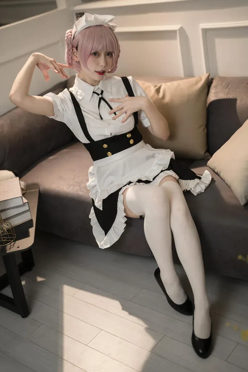 樱岛嗷黑白服装浅色发型室内造型照片