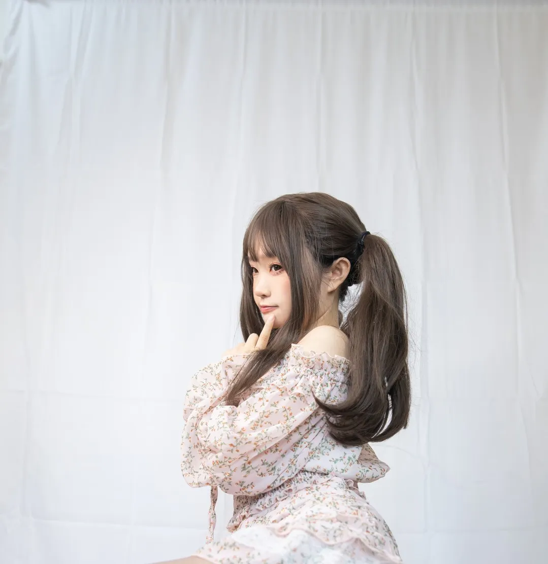 神沢永莉侧身姿态与浅色服装照片
