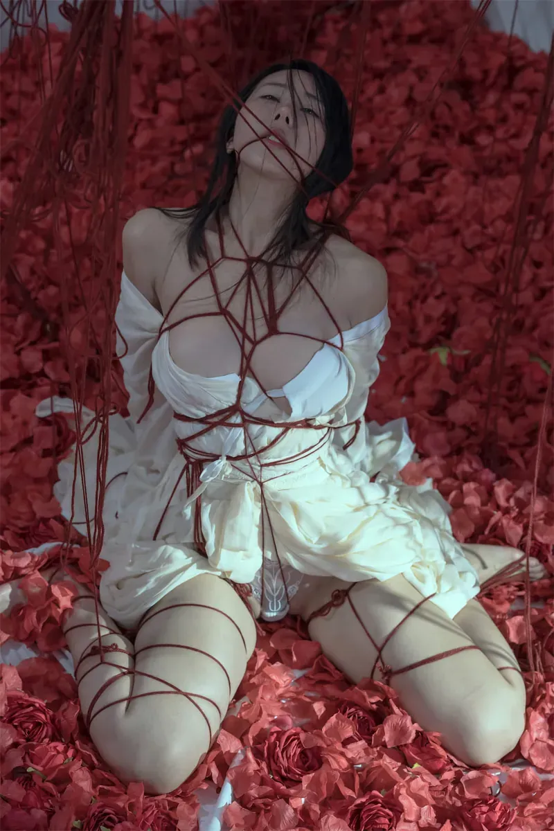 云溪溪 白色服饰搭配红色背景的主题摄影画面