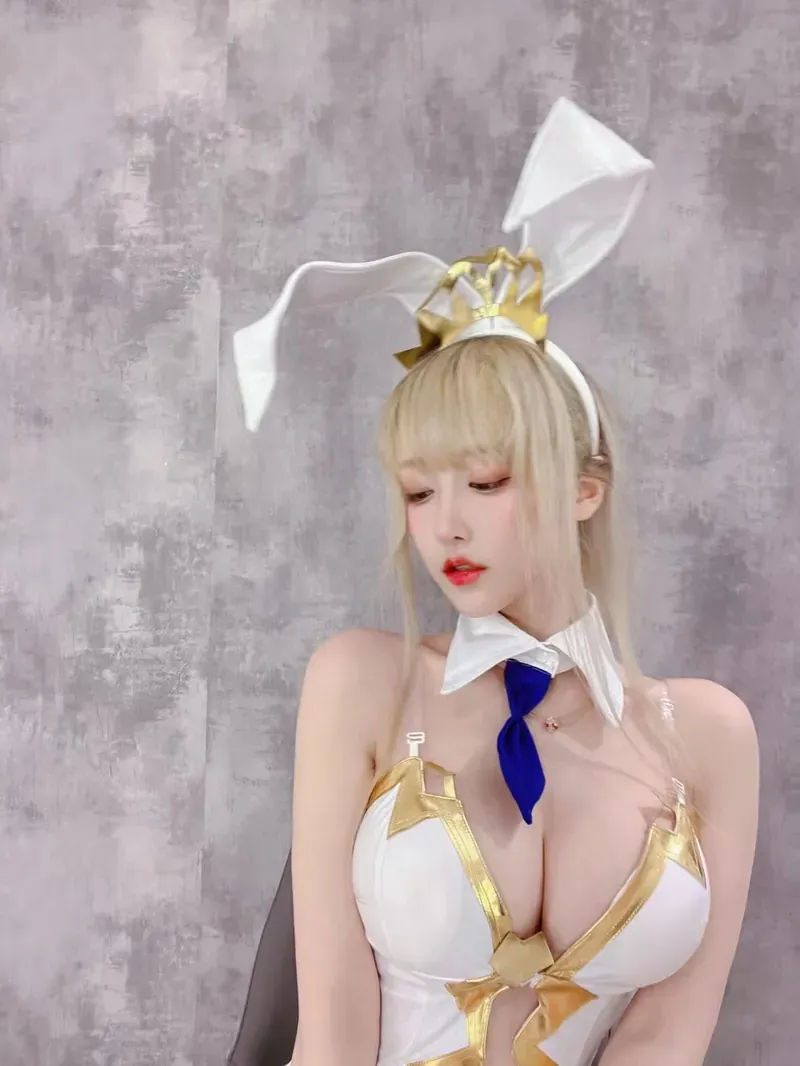 啾小妍白色角色服饰照片