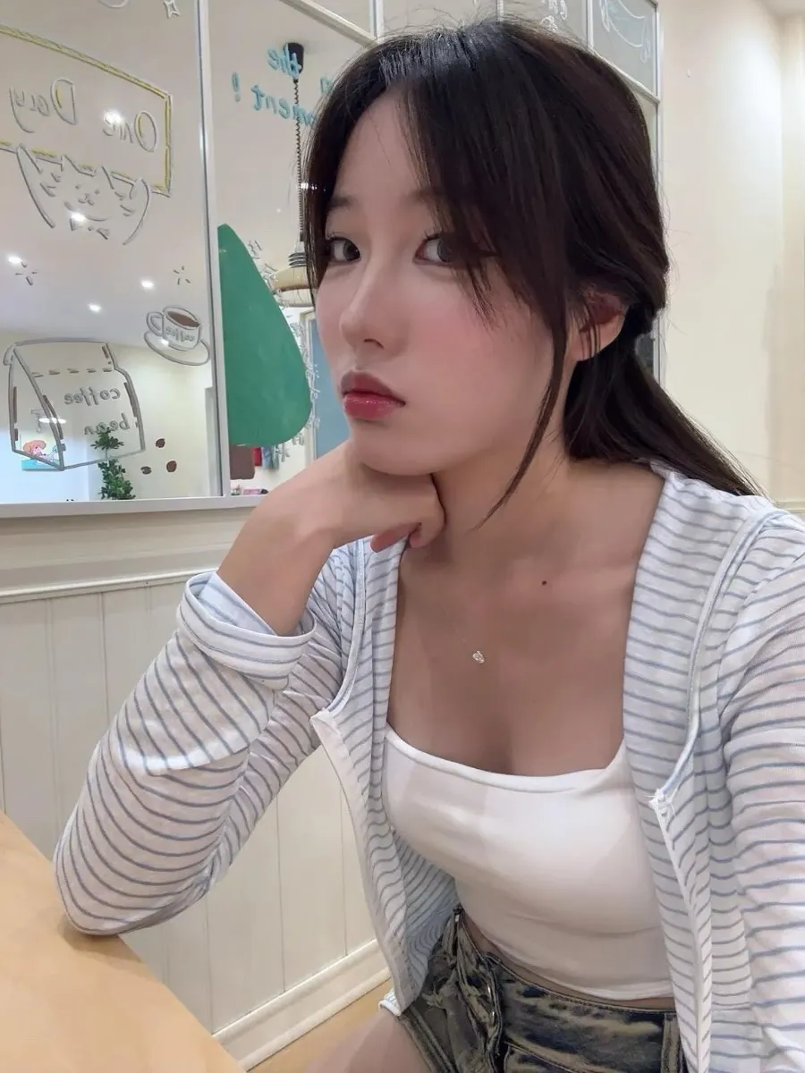 凯蒂可可室内近景自拍照片