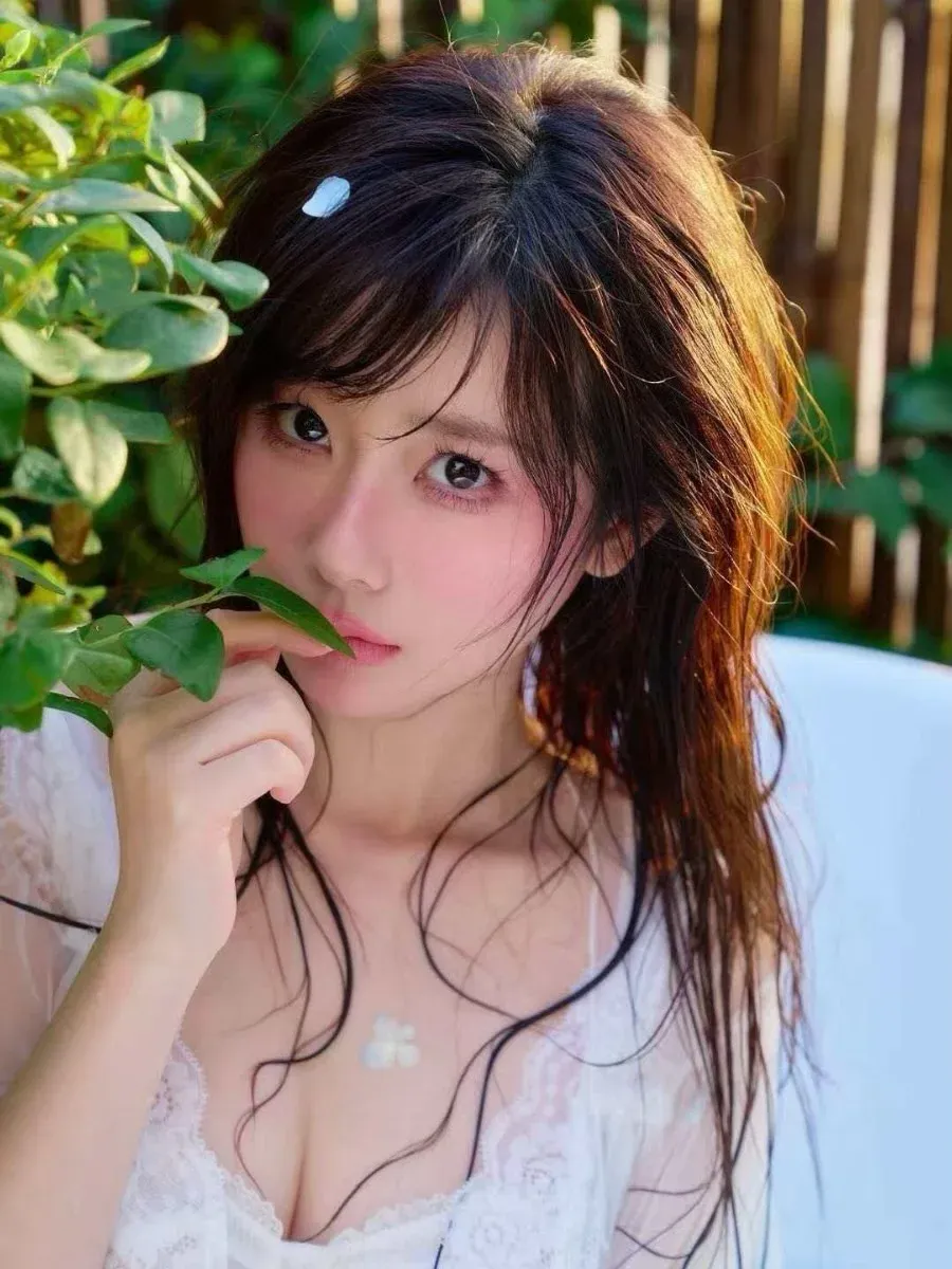 北野爱在植物环境中的白色服装写真图片