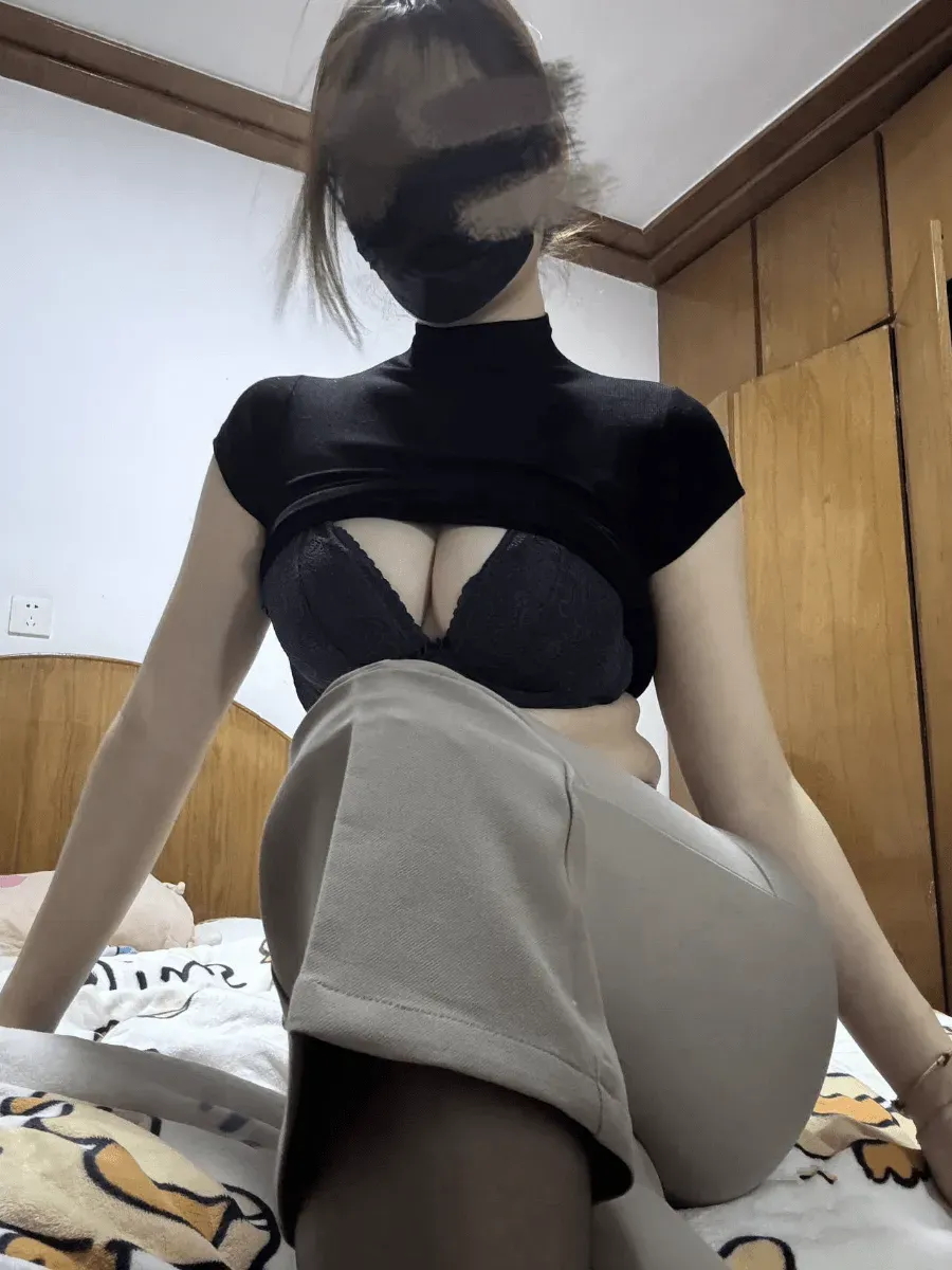 余珠珠黑色服饰造型照片