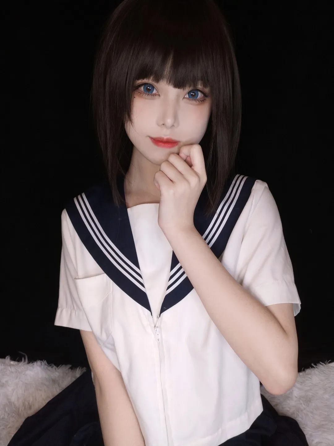 蜜汁猫裘 深色背景下白色制服造型照片