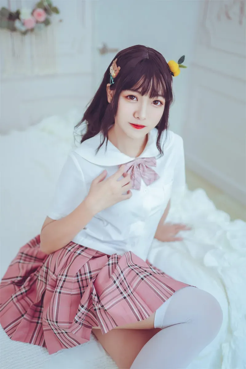 猪小七白色服饰与格纹裙造型照片