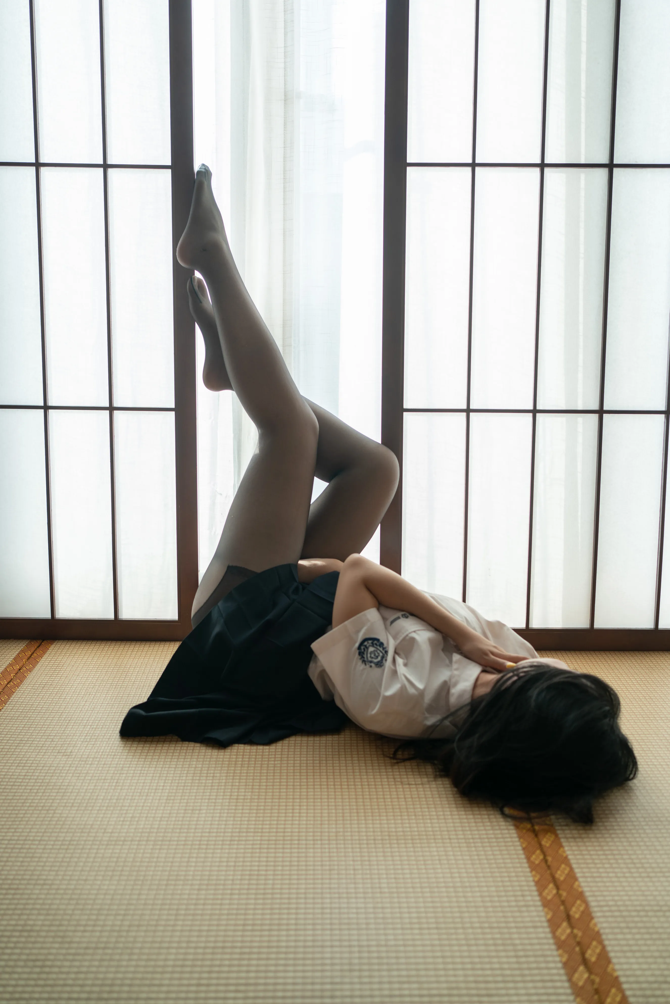 云溪溪 窗边逆光环境中的黑白服饰人物摄影