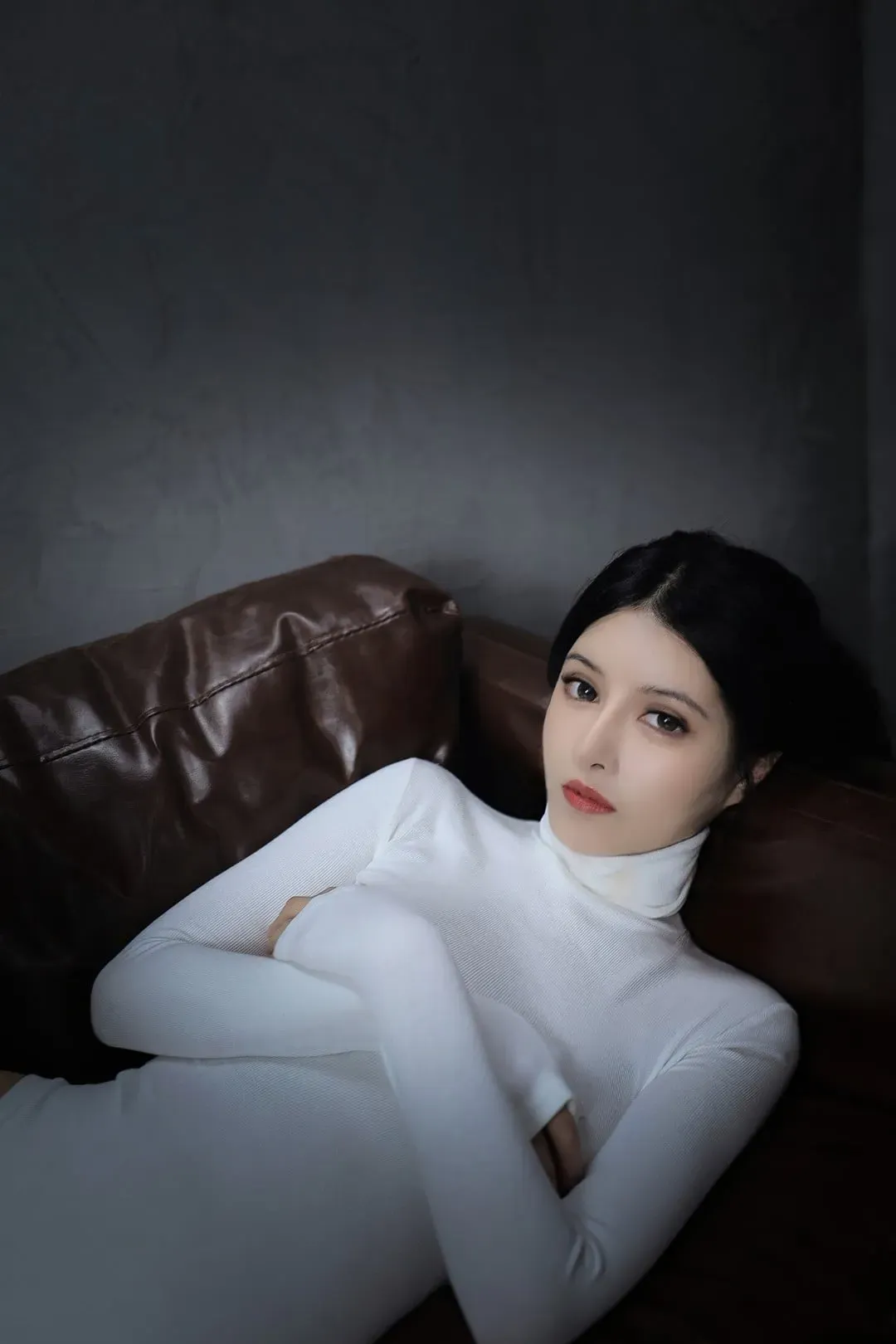 抖叔相关公开作品图片中的白色服装造型
