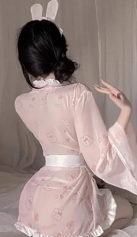 抖音小狼崽浅色服饰背影造型照片