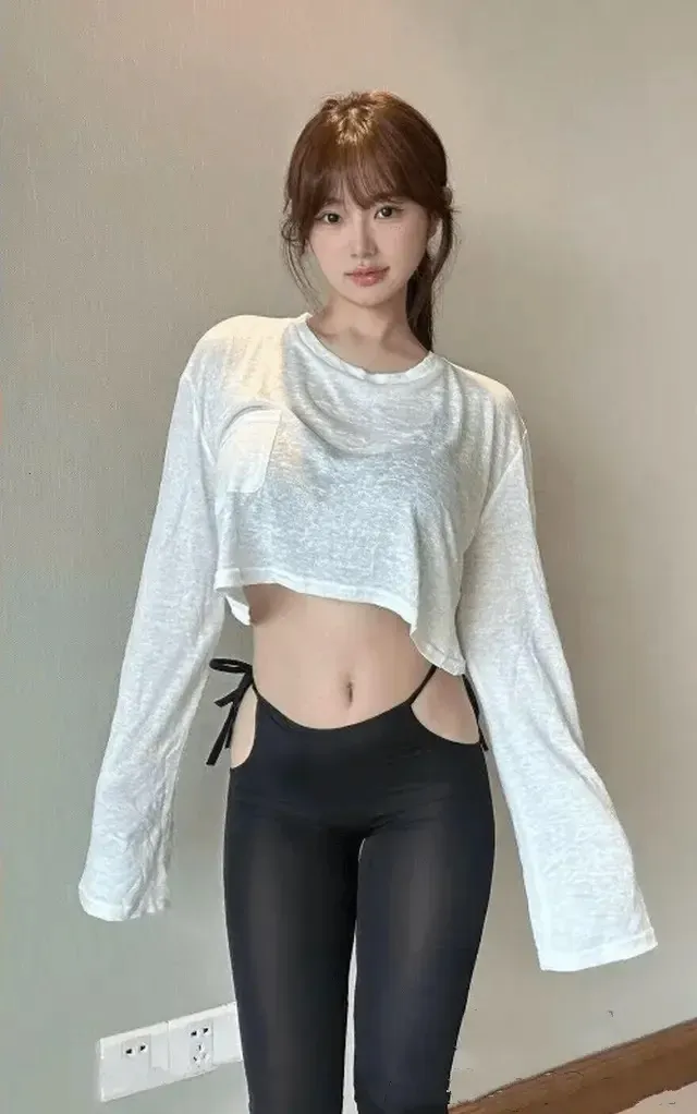 抖音张洛洛 人物身穿浅色上衣搭配深色服装的室内照片