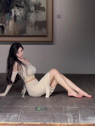 瑾一浅色服装室内造型图片