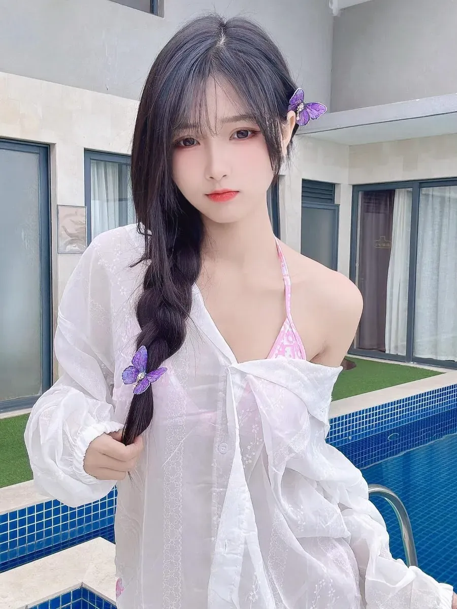 梅美超甜白色服装与户外背景照片