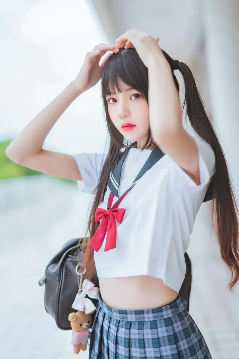 桜桃喵白色制服双马尾造型写真