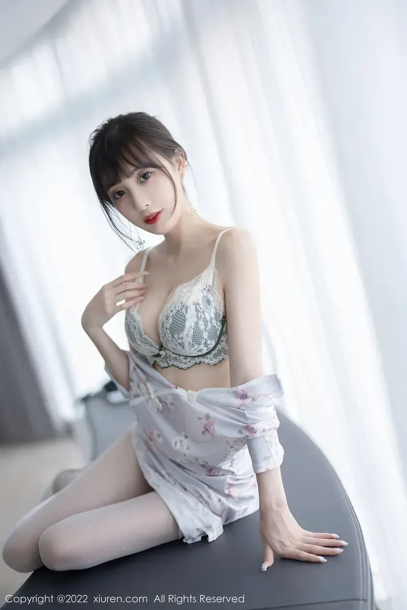 林星阑 白色服饰搭配浅色环境的室内摄影画面