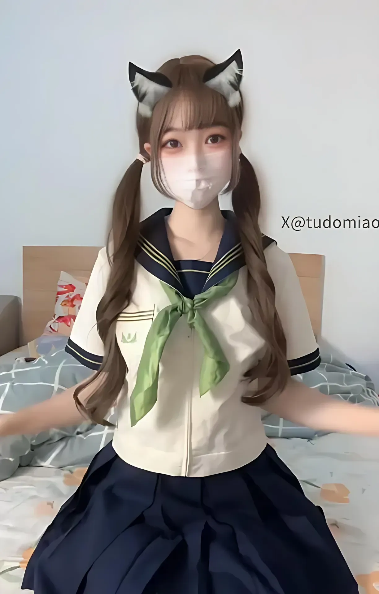 土豆喵穿着校园风服装并佩戴动物耳饰的正面造型照片