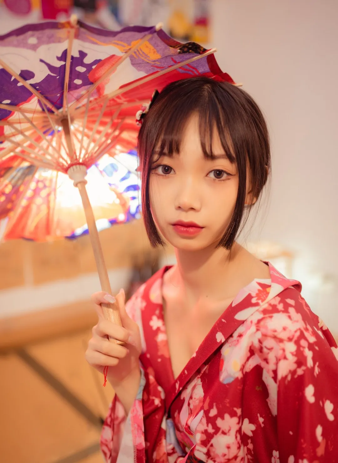 萌量守恒红色和风服装手持纸伞照片
