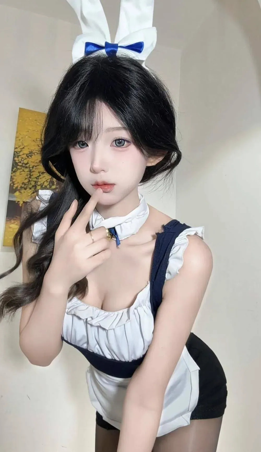 抖音叮咚 白色兔耳造型室内照片