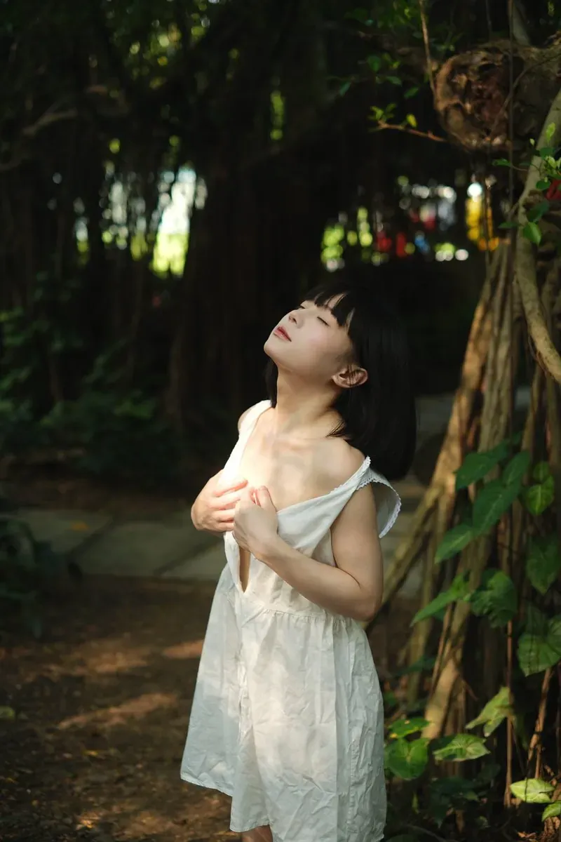 隼隼子户外白色服装造型图片