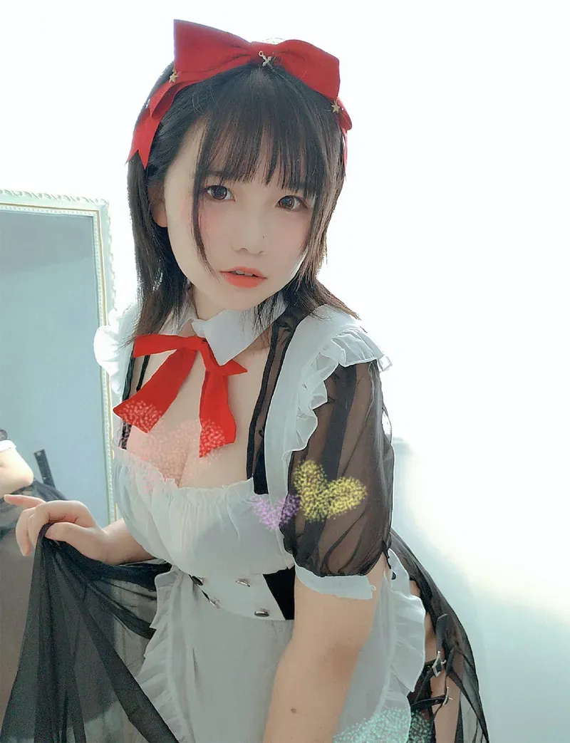 puppy红色发饰和浅色服装造型照片