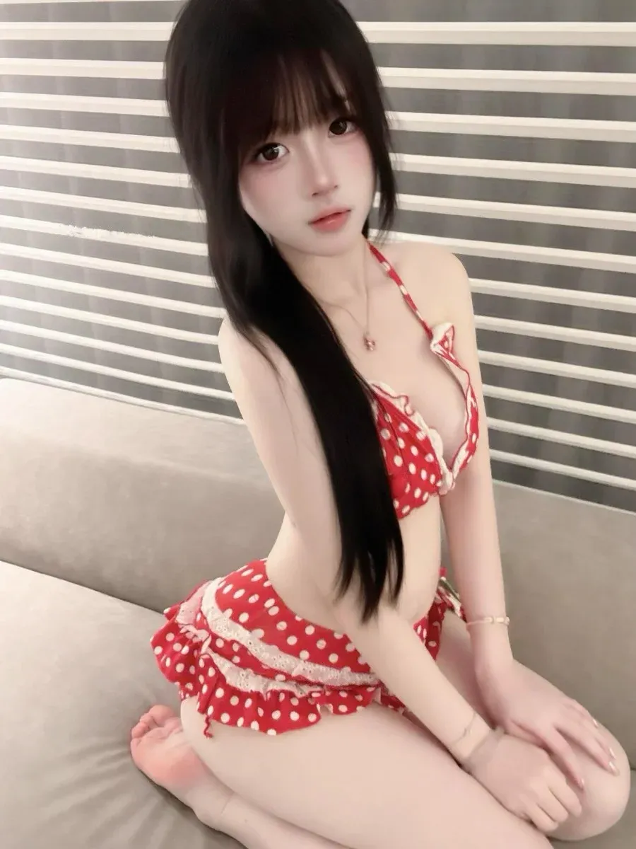 小蒋姐姐红色波点服饰坐姿照片