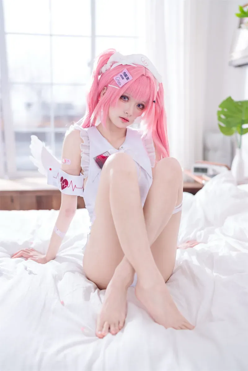 九柒喵 粉色假发搭配白色服装的明亮室内角色写真