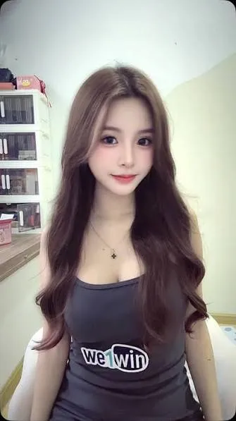 一只奶俏正面坐姿自拍照片