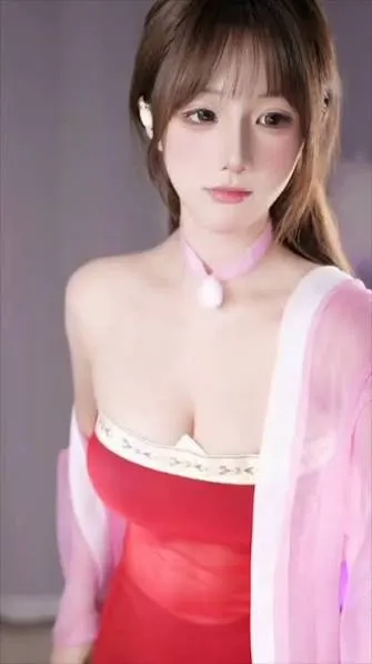 一条小糖糖 人物处于室内空间中的姿势构图画面