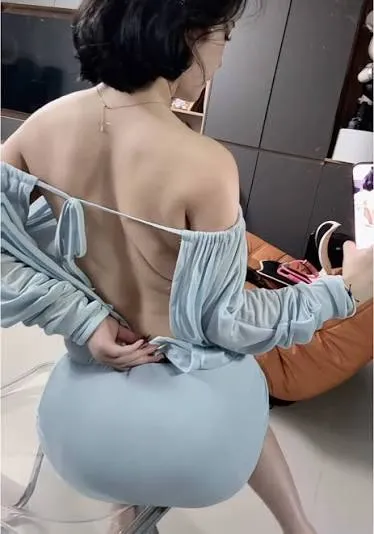 六六小阿姨浅色服装室内姿态图片