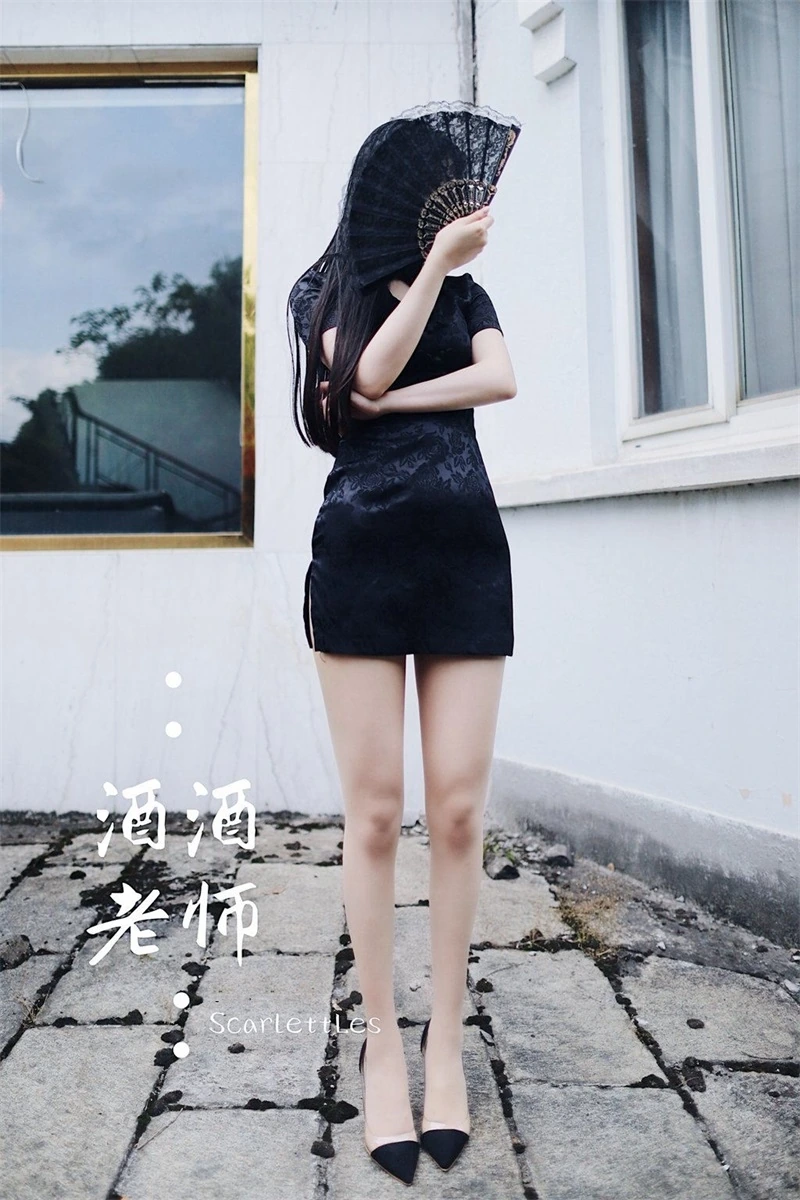 酒酒老师黑色服饰手持扇子造型照片