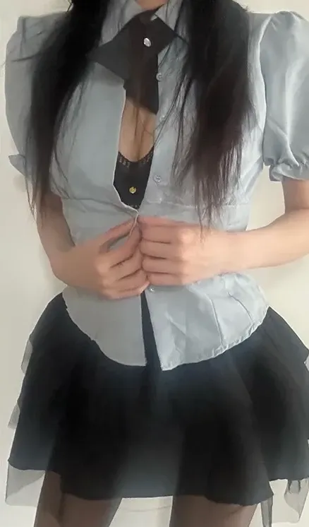 巨恶小锯鳄 人物穿黑白服饰在室内调整衣服的照片