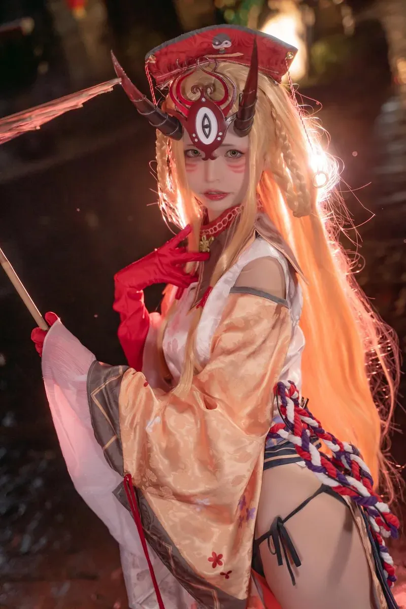 可可老师幻想角色Cosplay照片,金色长发与红色配饰,夜景光线背景