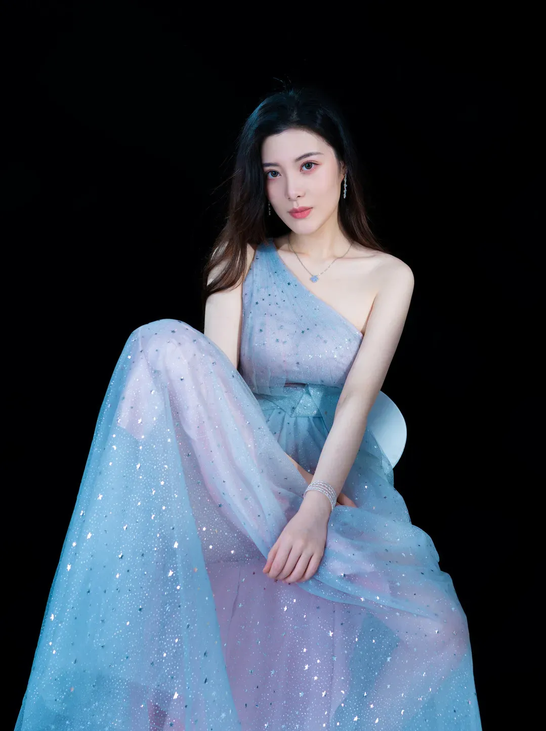 克拉女神蓝色礼服坐姿照片