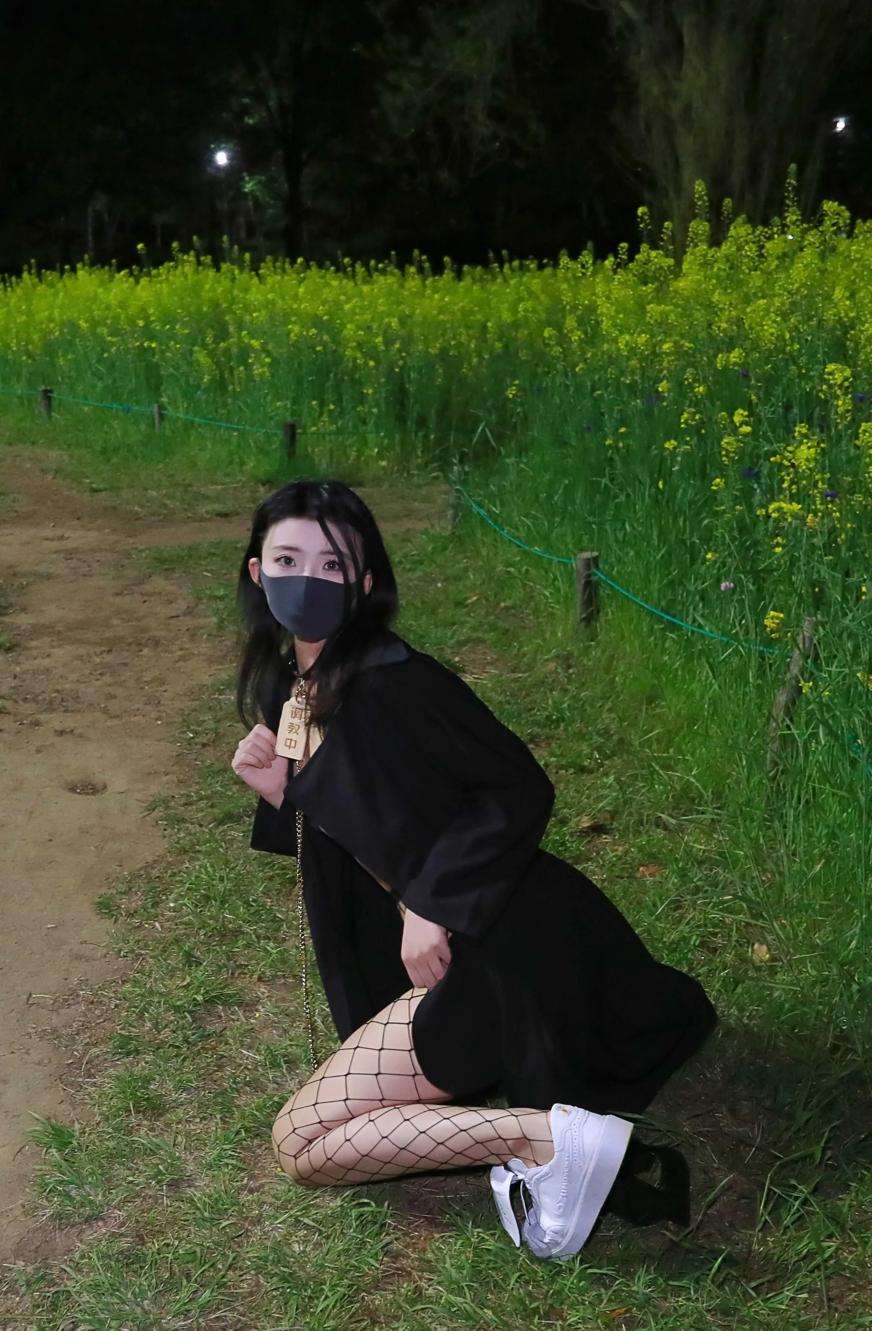李佳夜晚户外黑色服装造型照片
