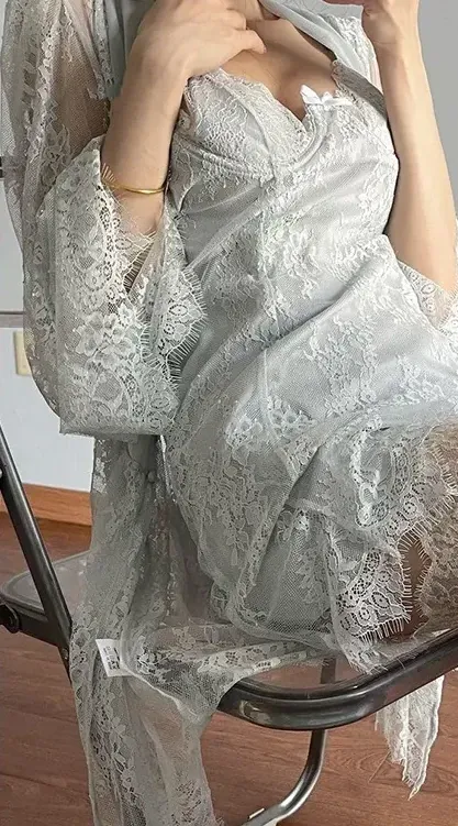 猫猫好困 浅色蕾丝服饰坐姿自拍画面