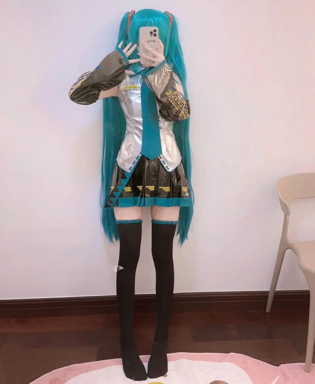 萌白酱 蓝绿色长发角色服装全身站立照片