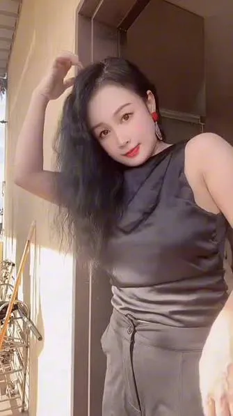 六六小阿姨灰色服装室内造型图片