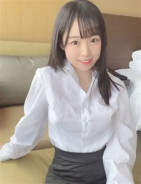晴兒littlesshine白色衬衫室内造型照片