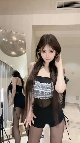 uu酱阿黑色服装搭配室内环境照片