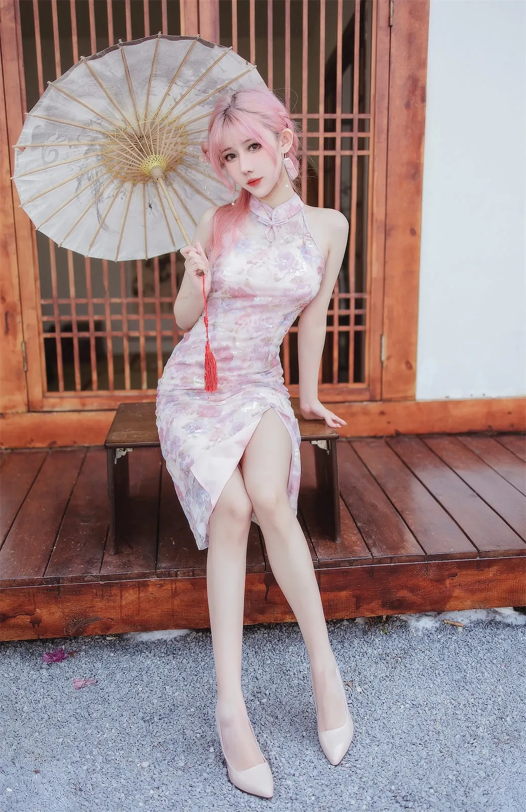 仙女月 粉色发型搭配旗袍风服饰的户外造型照片