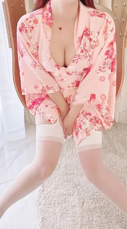 欣儿欧尼粉色花纹服装室内坐姿造型照片